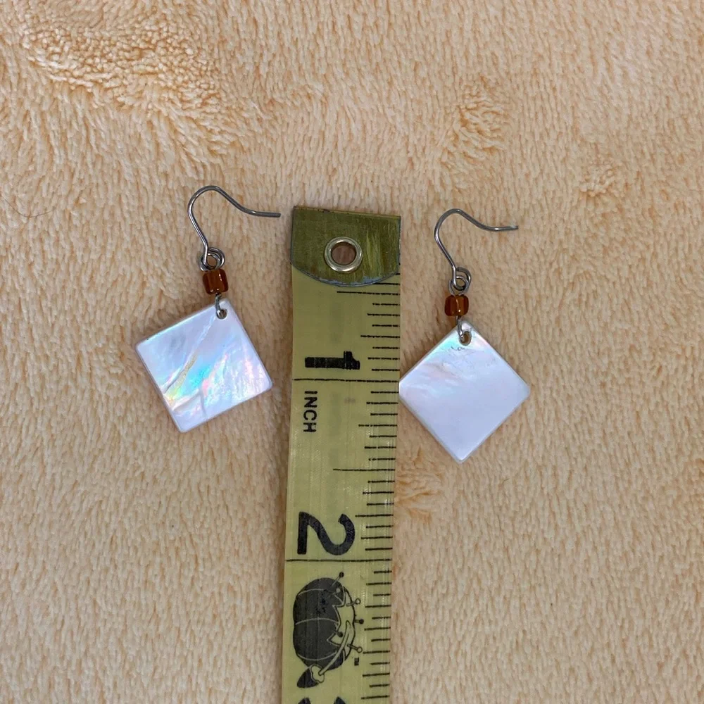 Shell dangle earrings - Picture 5 of 7